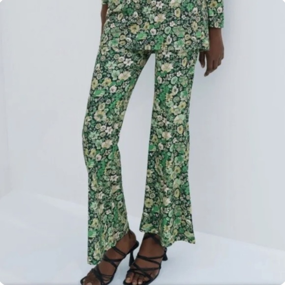 Zara Pants - NWT Zara Green Floral Flowy Pull On Flare Pant M